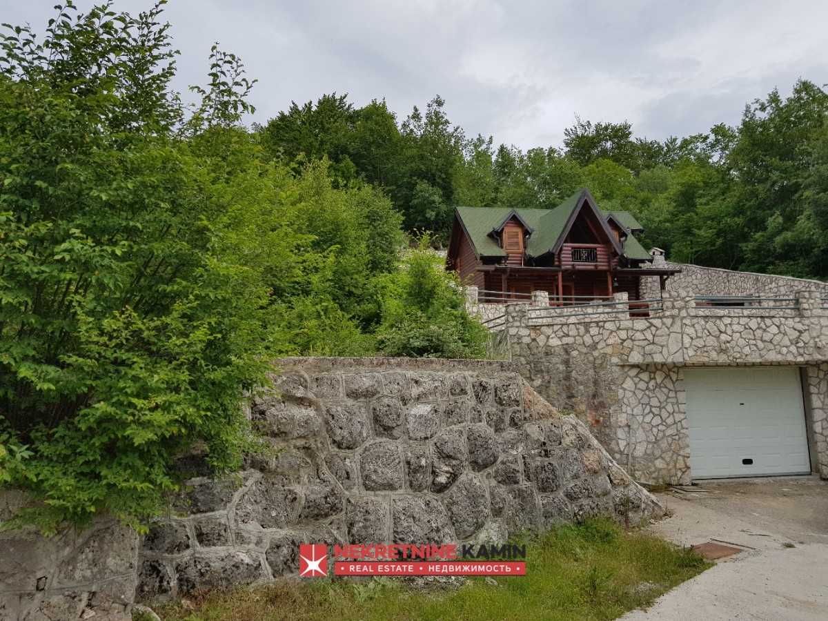 Drvena kuća sa placem 500m2, Cetinje, Obzovica